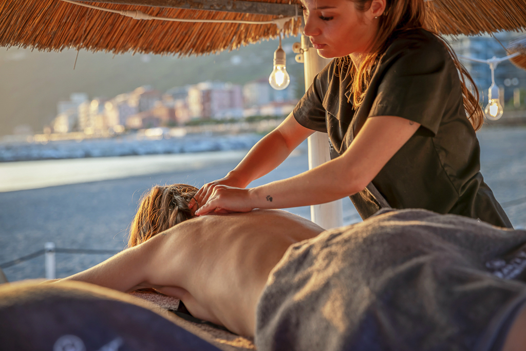 servizio fotografico massaggi spiaggia tramonto